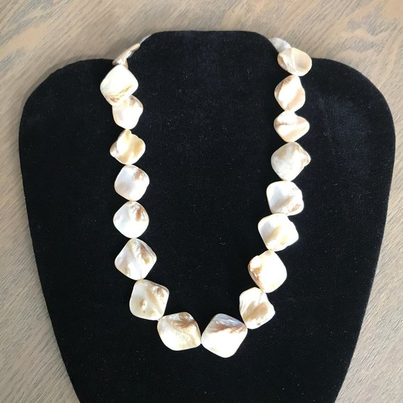 🌸 Necklace & Earring Set – Thick Shell – Like New - Picture 9 of 12